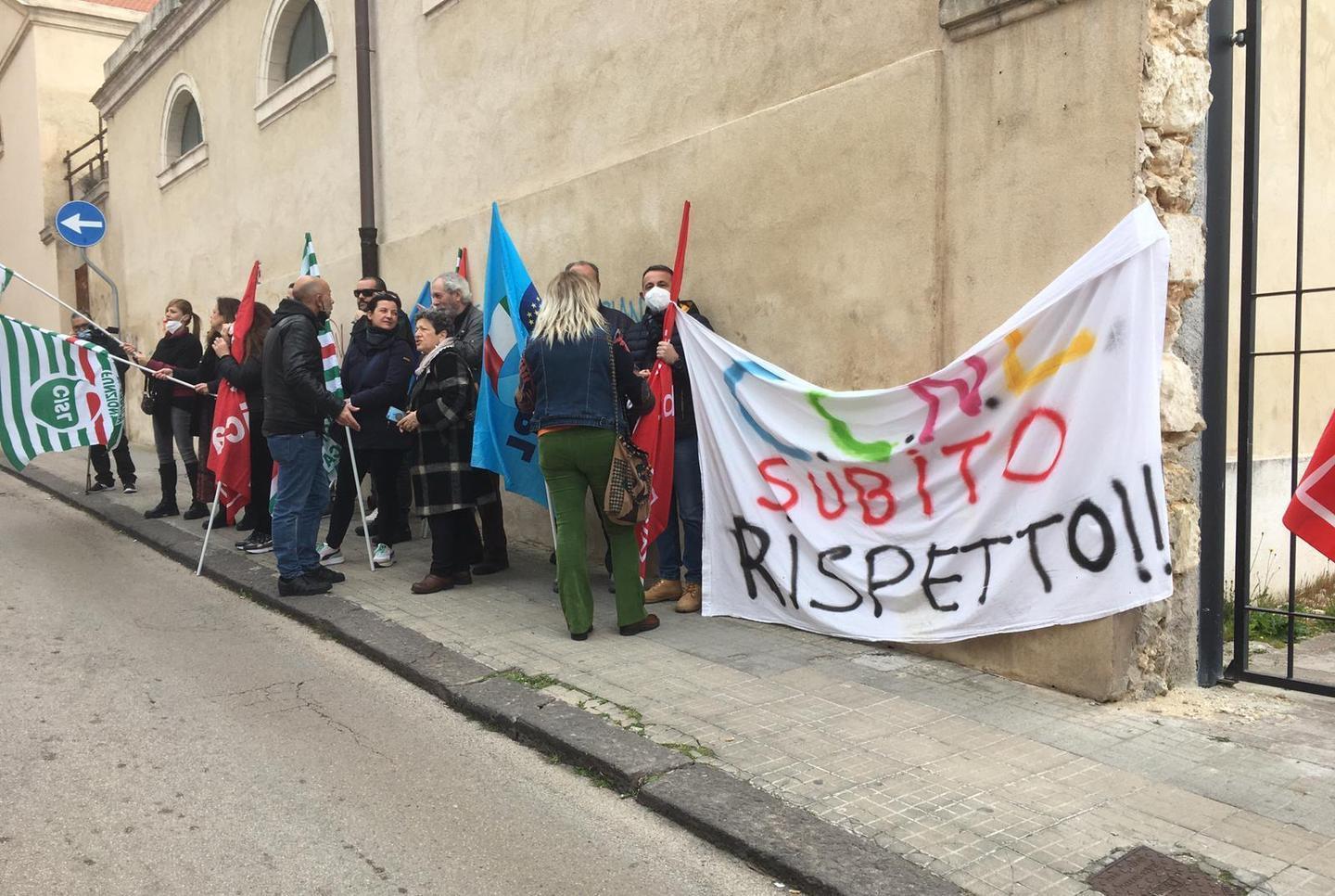 Elleuno: «Stipendi sempre in regola» 