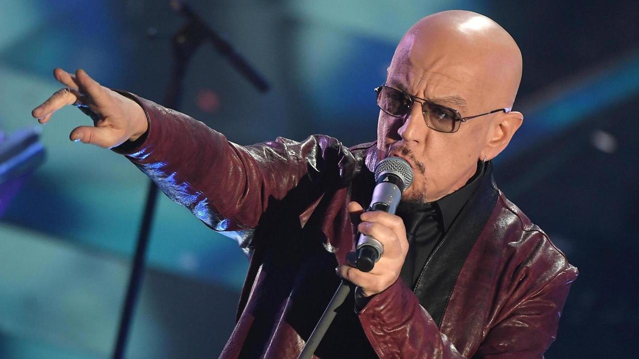 Dopo tre anni Enrico Ruggeri torna con “La rivoluzione”