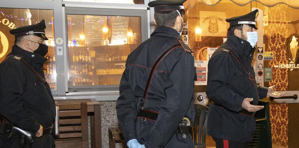 Spilamberto. La avvicinano e le sfilano gli anelli mentre passeggia 