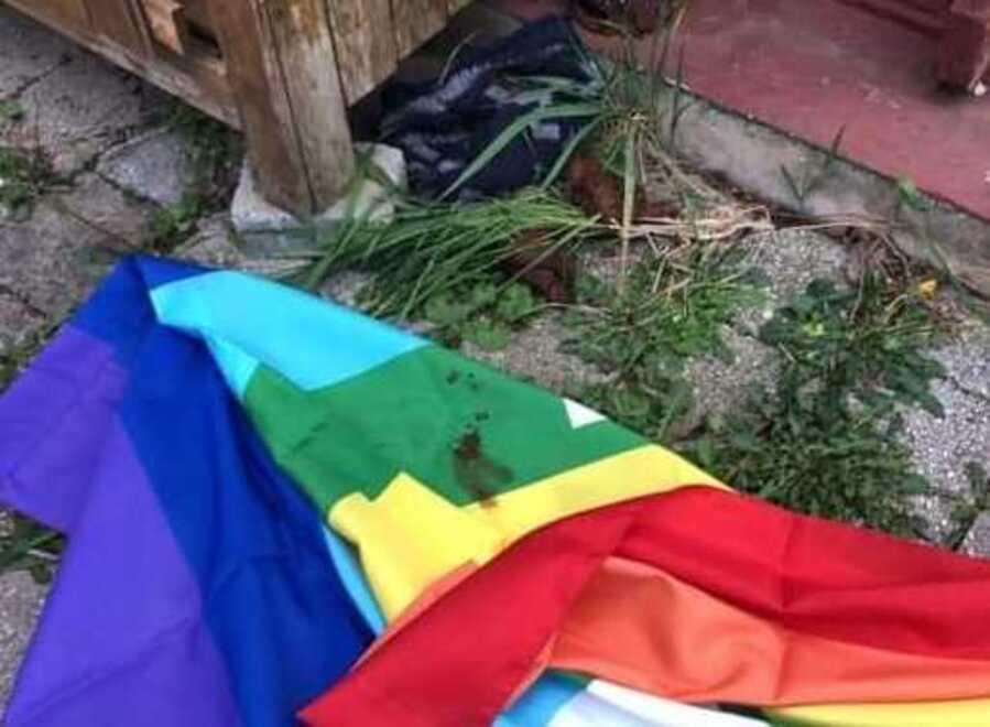 Viareggio, sporcata e gettata a terra la bandiera della pace alla Casina dei Ricordi 