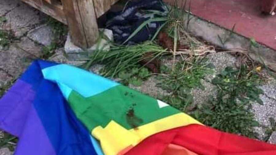 Viareggio, sporcata e gettata a terra la bandiera della pace alla Casina dei Ricordi