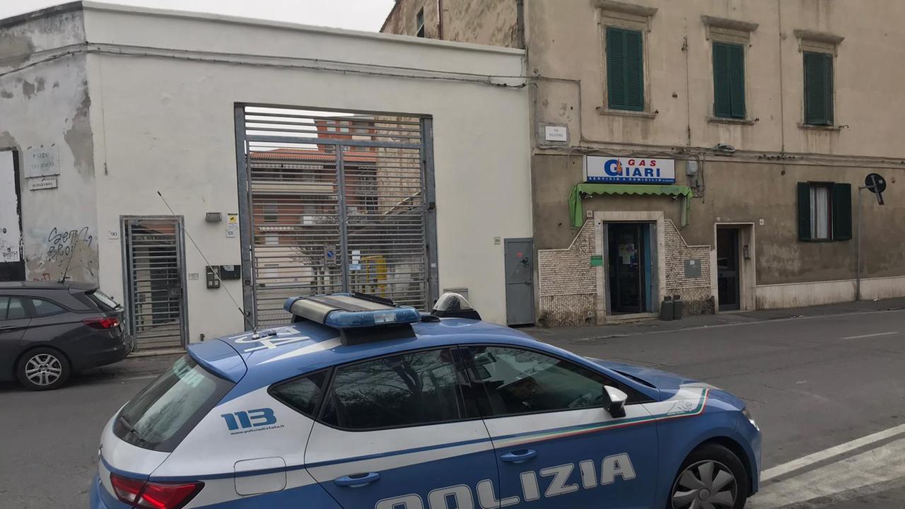 La polizia davanti la casa dove è stata trovata morta la donna