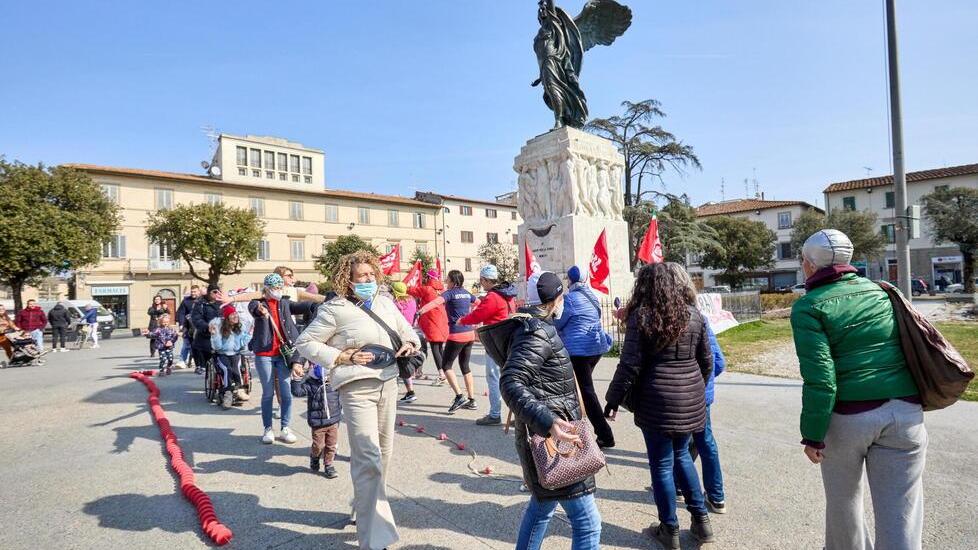 La “nuotata” collettiva simulata sabato mattina in piazza della Vittoria
