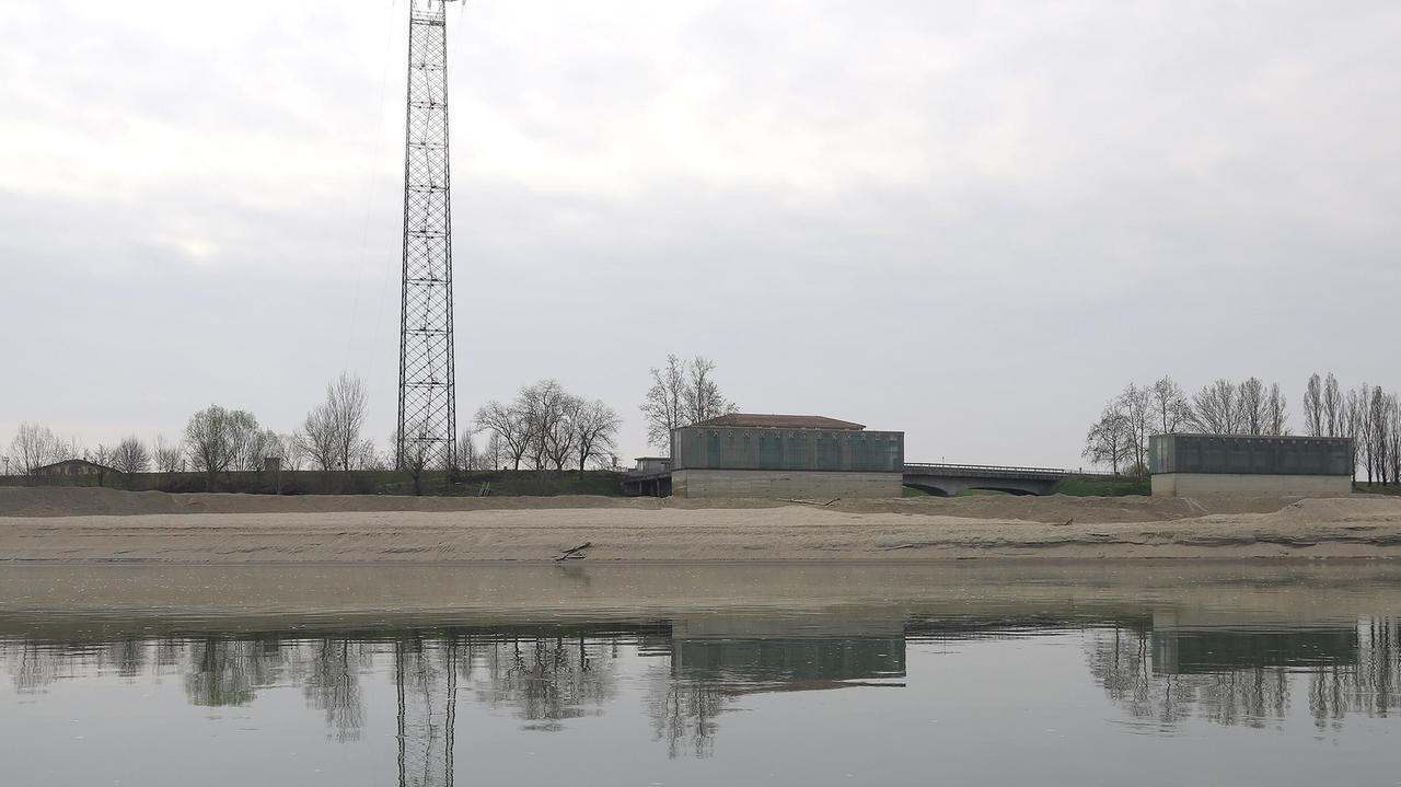La sabbia che affiora dal letto del Po a Boretto (Foto Ermes Lasagna)