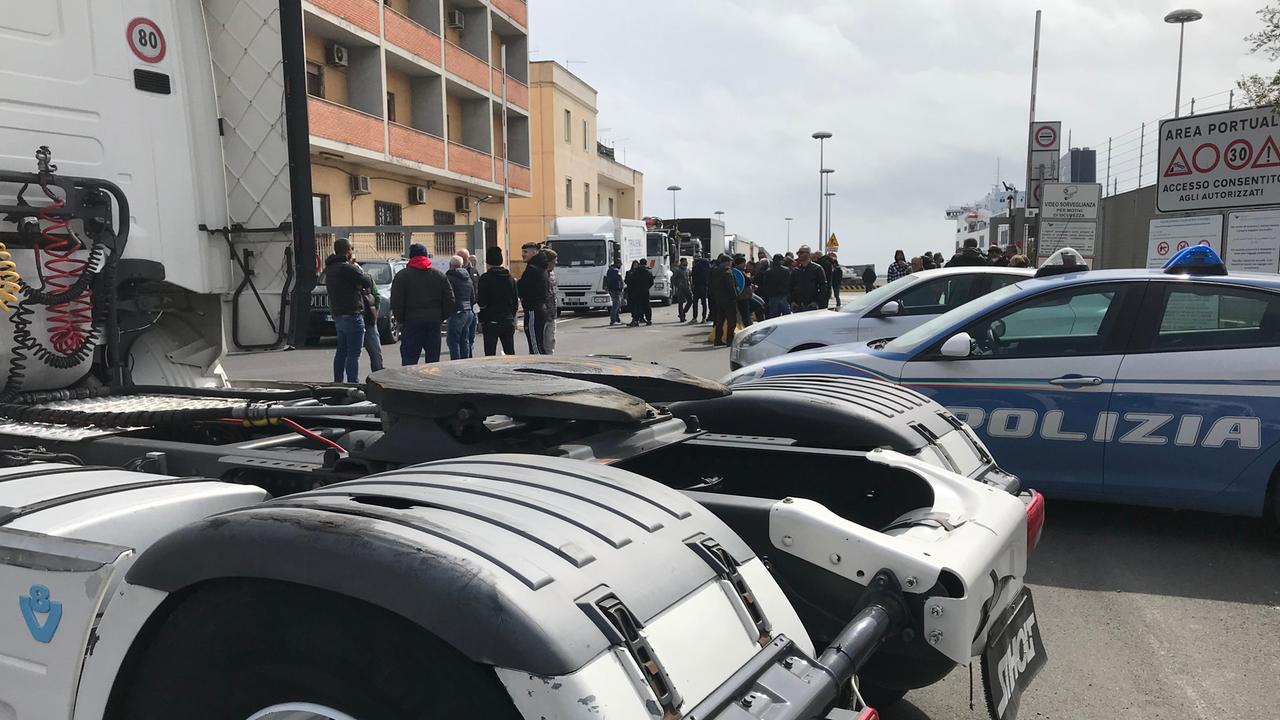 Il blocco al porto di Cagliari (foto Mario Rosas)
