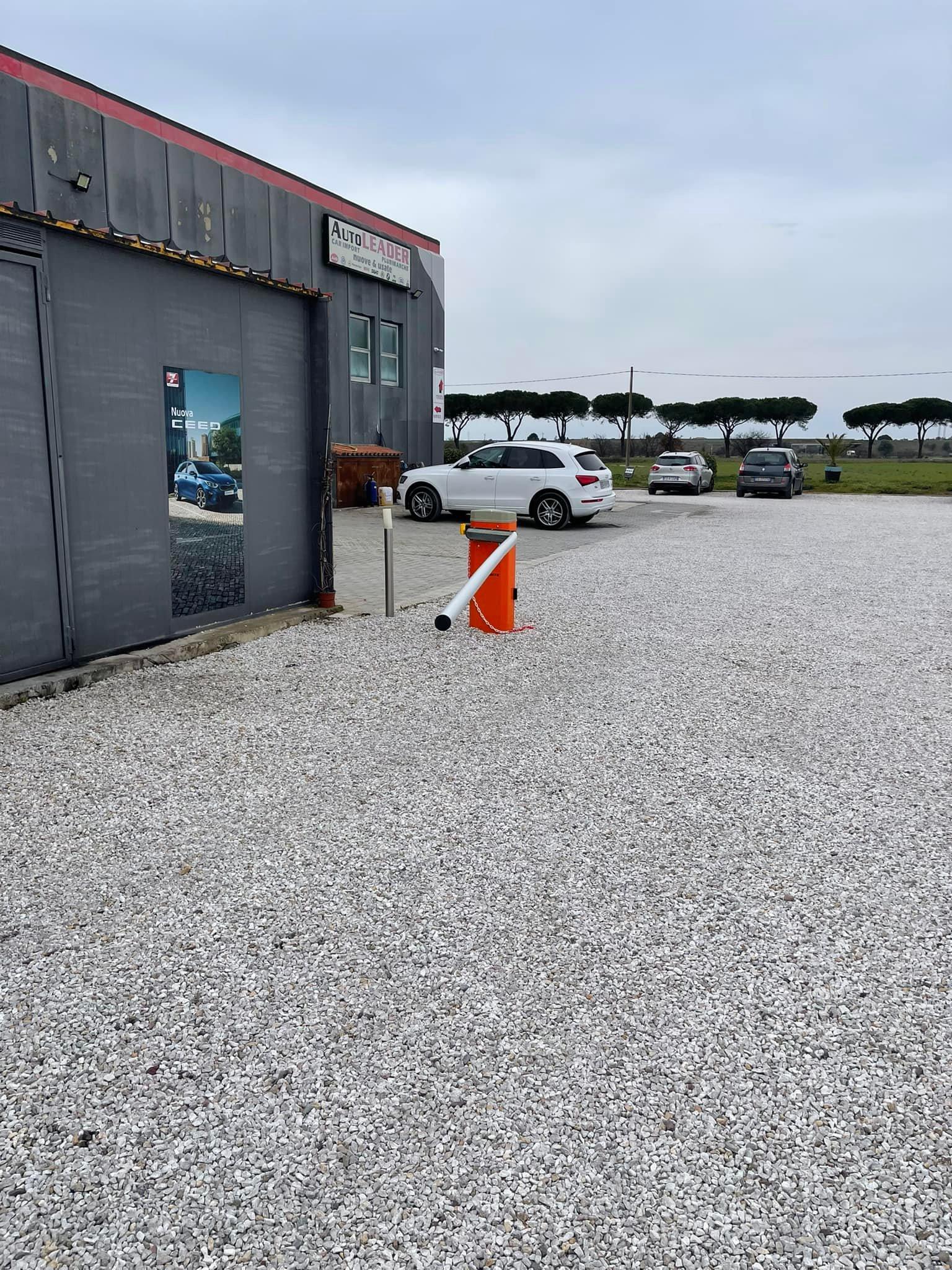 La sbarra dell’autosalone di Riotorto tirata giù dai ladri con l’auto rubata in corsa
