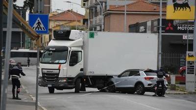Paura sull'Aurelia nord a Grosseto, Suv si incastra sotto a un camion