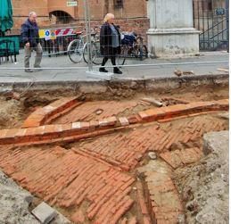 Un frammento dell'antica pavimentazione della città pre-Castello