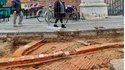 Un frammento dell'antica pavimentazione della città pre-Castello