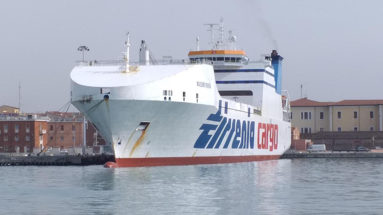 Traghetto Tirrenia ormeggiato nel Porto Mediceo