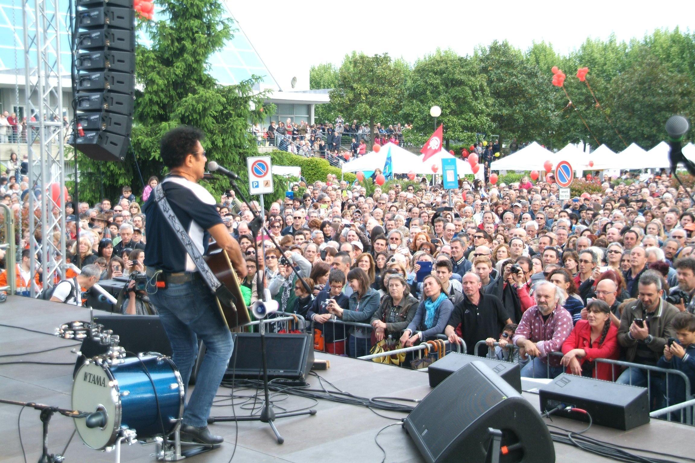 Il concerto di Edoardo Bennato in piazza Aldo Moro