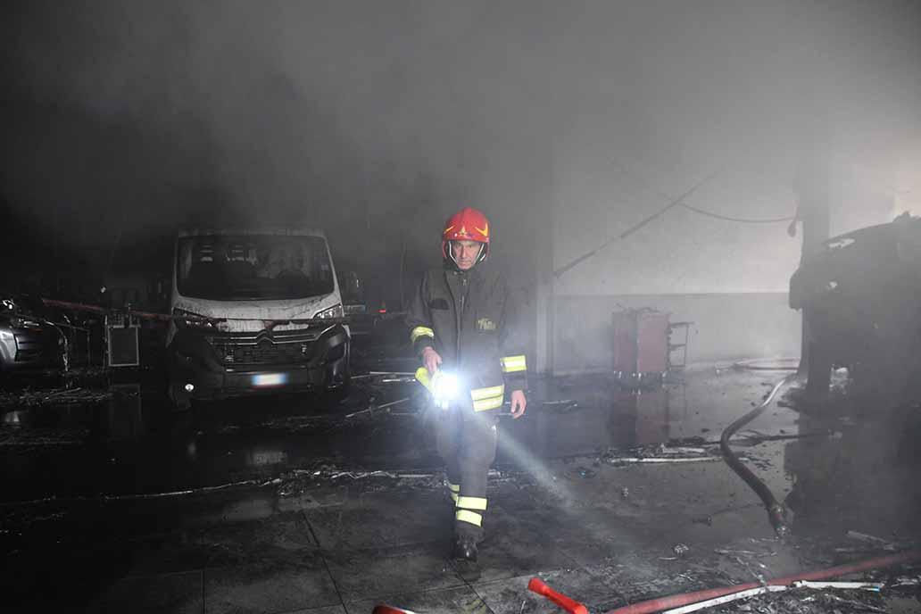 Un vigile del fuoco all’interno dell’officina dopo aver domato le fiamme