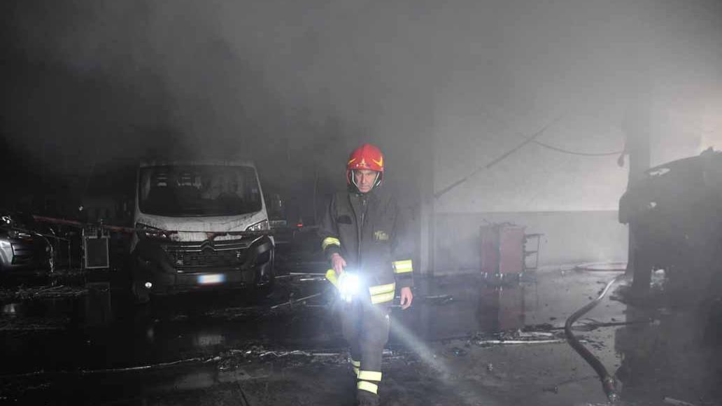 Un vigile del fuoco all’interno dell’officina dopo aver domato le fiamme