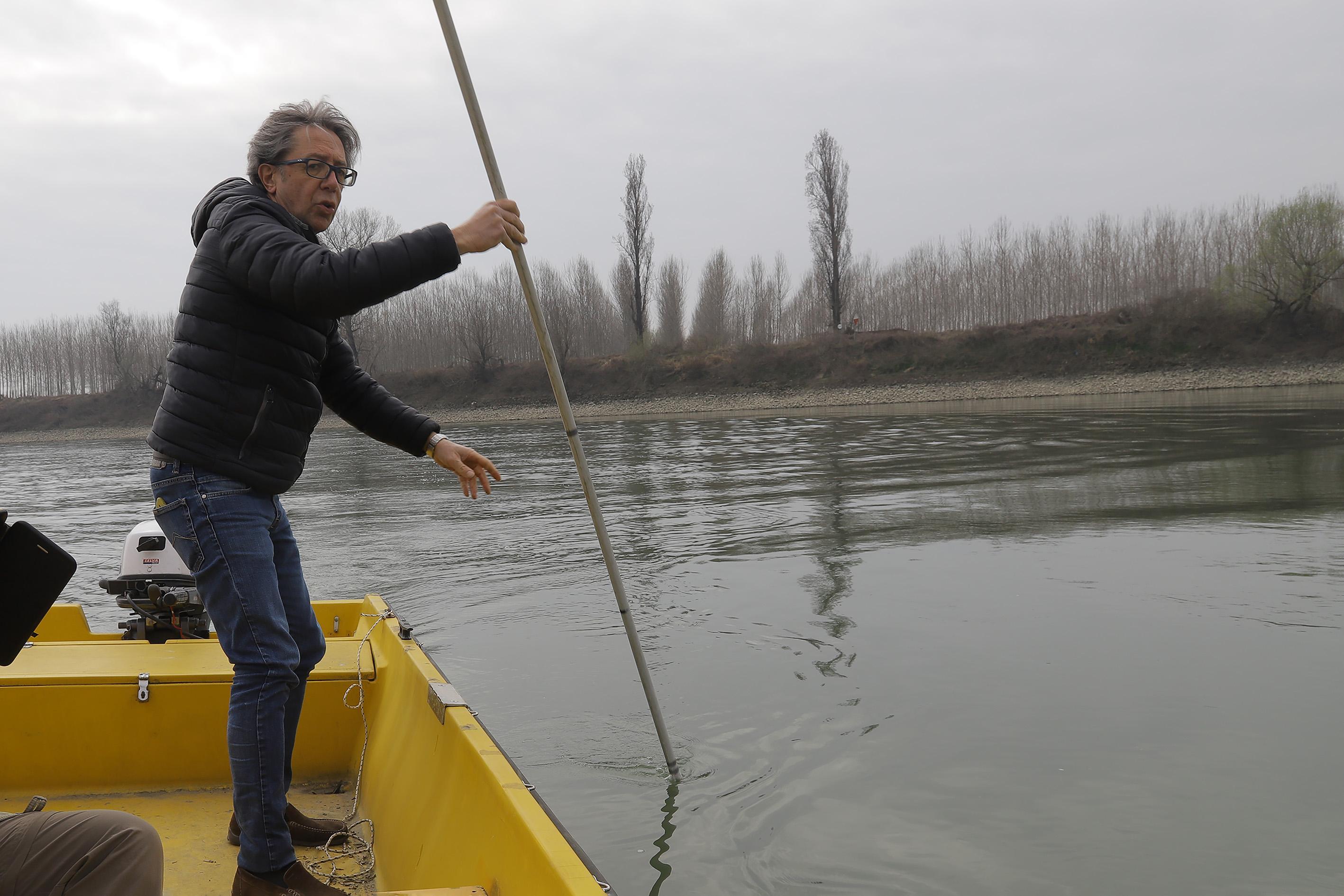 Paolo Corradini, presidente della Motonautica Boretto mentre scandaglia il fiume
