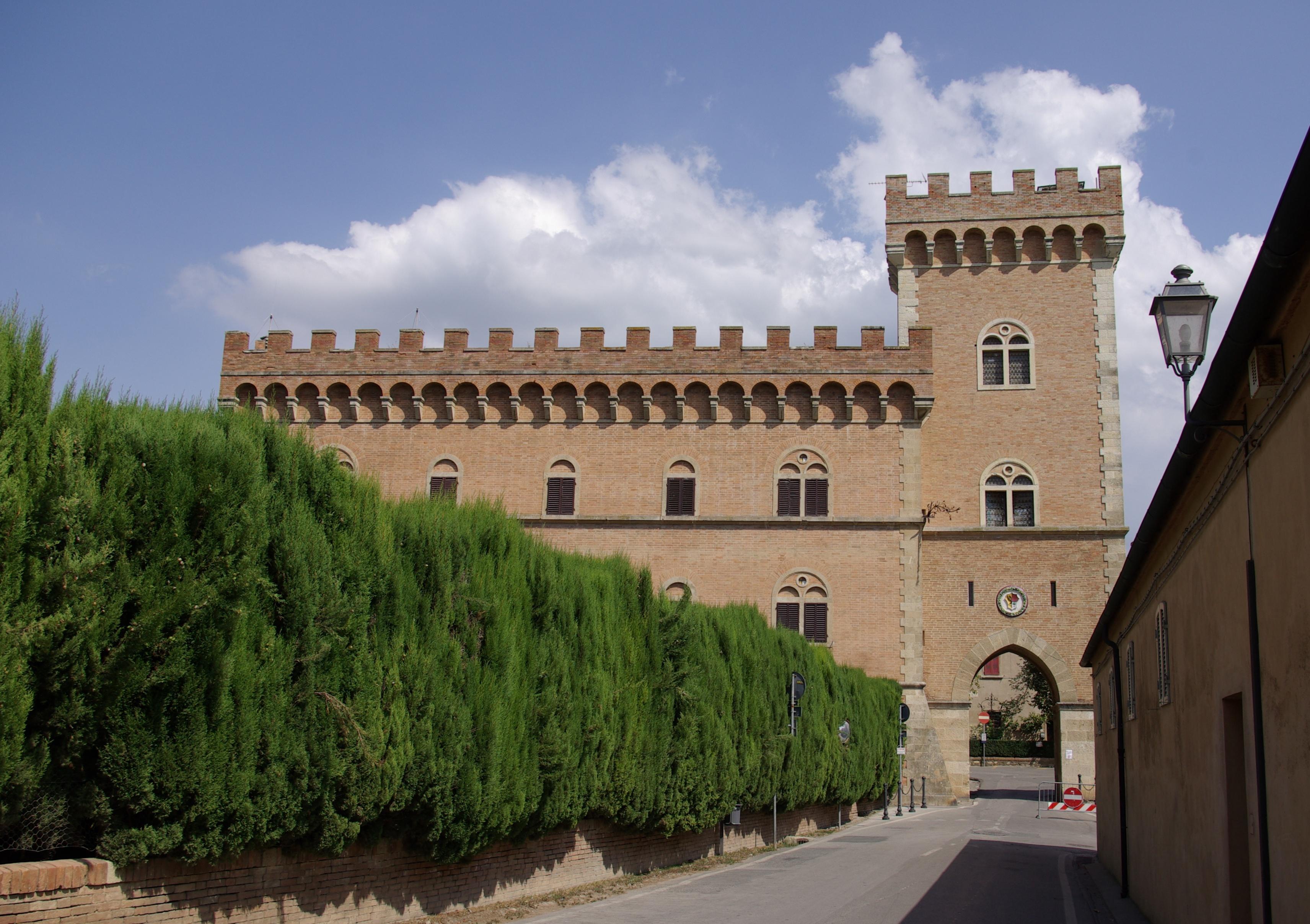 La torre e la porta d’ingresso al borgo di Bolgheri