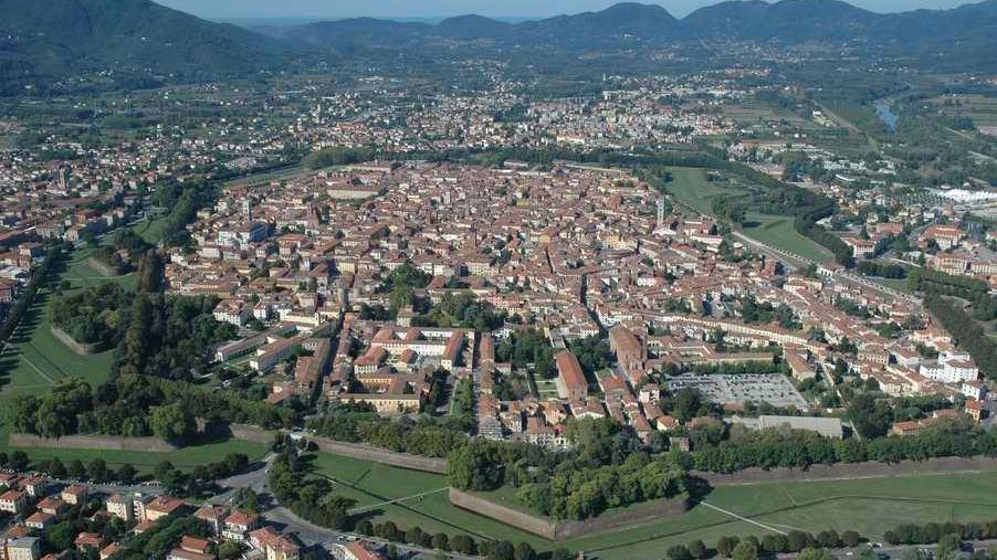 Prezzi ancora bassi, gli affari volano: la casa a Lucca torna a essere un bene rifugio