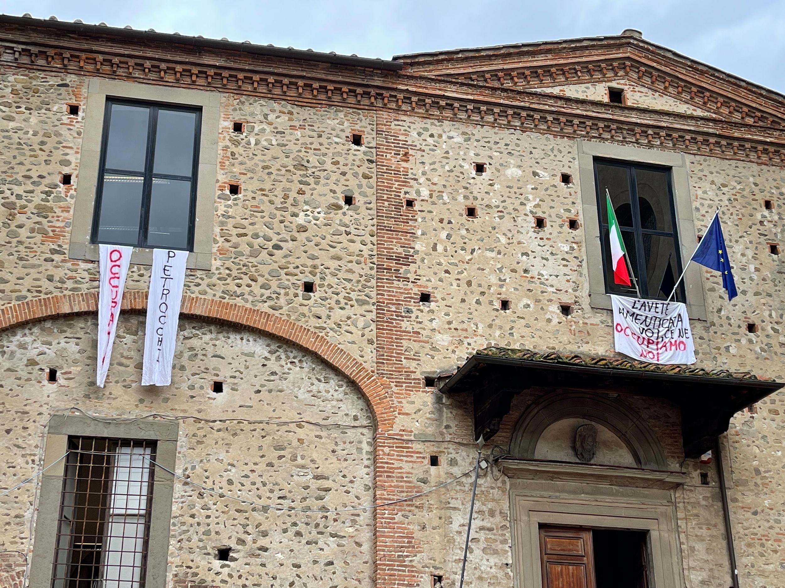 La sede centrale del liceo Petrocchi con gli striscioni durante la prima occupazione