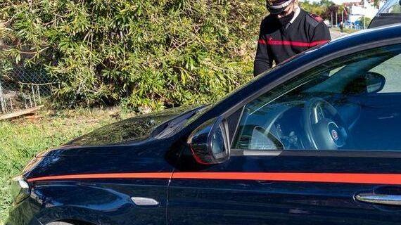 Non riesce a ordinare da mangiare e picchia dipendenti e carabinieri