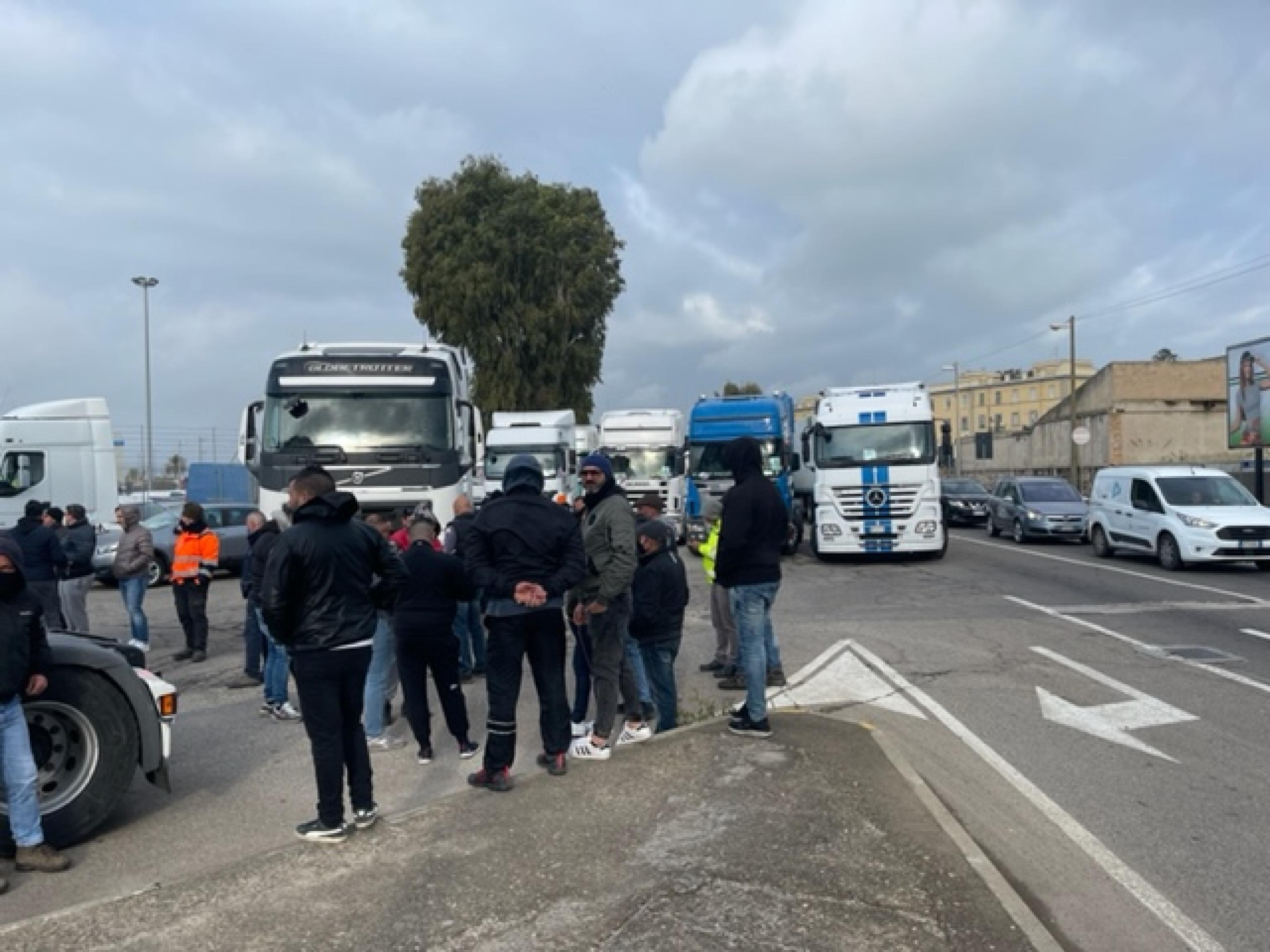 Blocchi degli autotrasportatori: varchi per merci deperibili