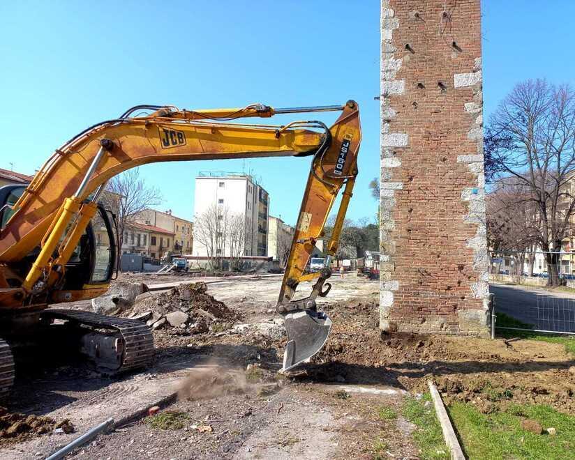 I lavori nel cantiere tra via Bixio e via Battisti