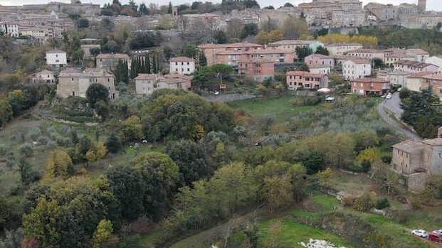 L’anfiteatro di Volterra con vista sulla città