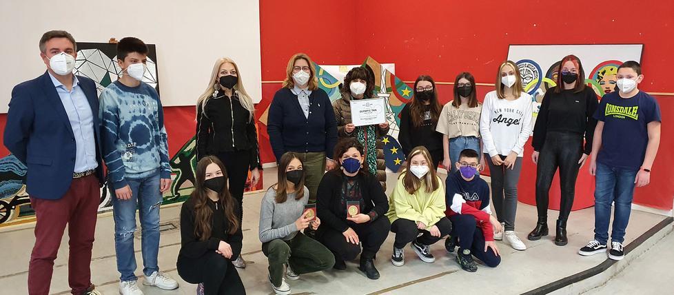 Studenti e amministratori per la prima tappa della mostra sui lavori realizzati dai ragazzi per il concorso Amici per la pelle