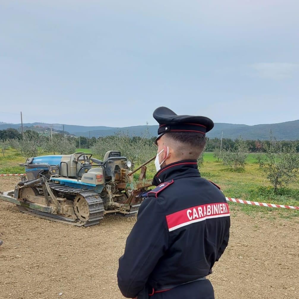 Massa Marittima, muore a 65 anni incastrato in un macchinario 