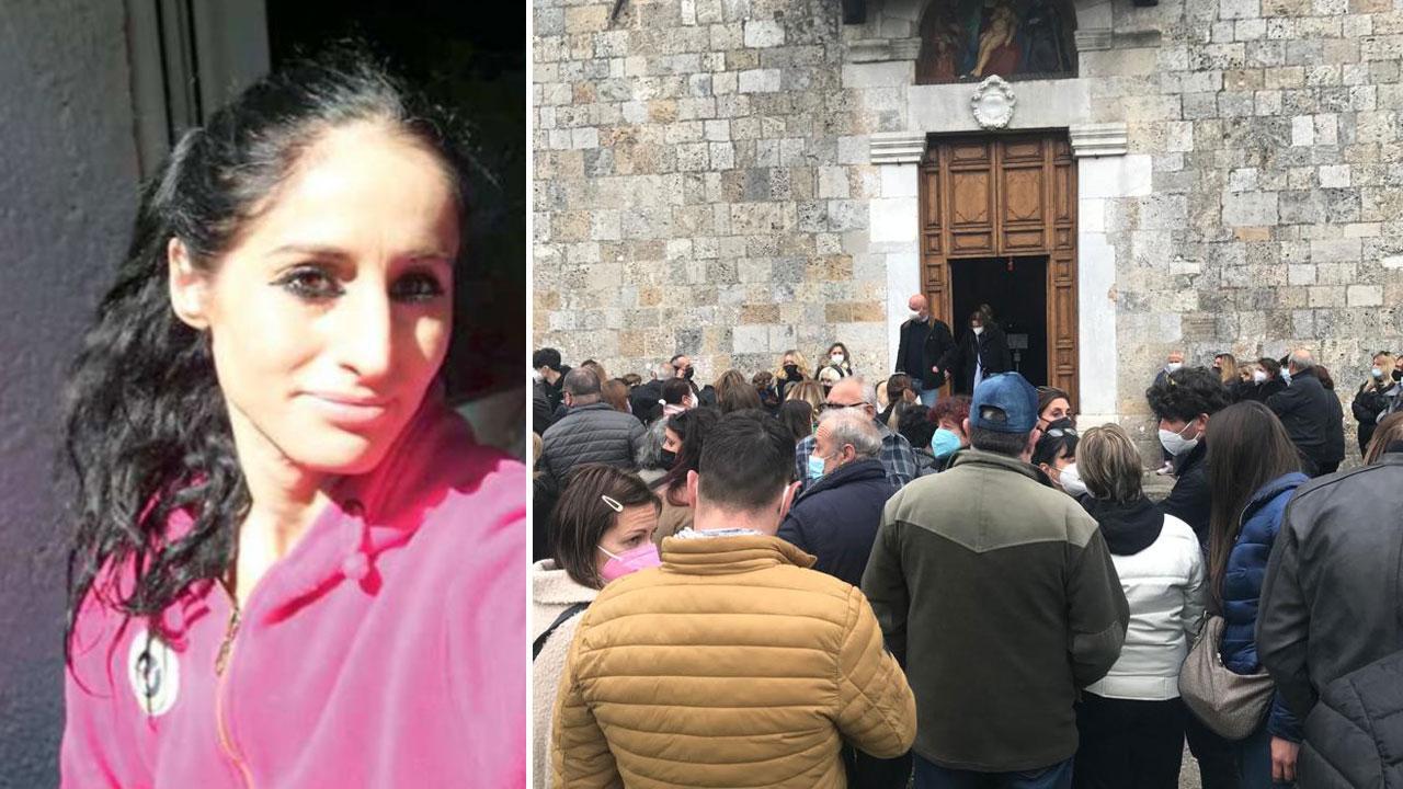 Stella Romanini e la folla commossa davanti all’ingresso della chiesa