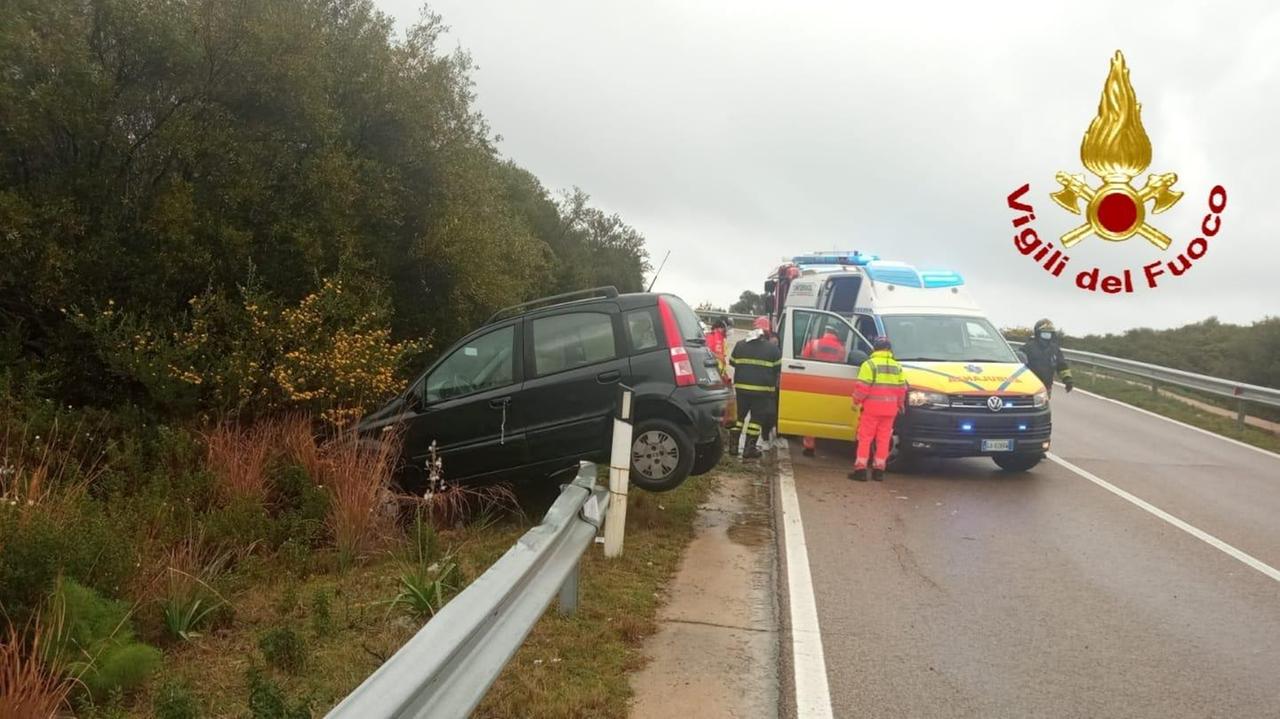 Pioggia sulla Gallura: due auto finiscono fuori strada