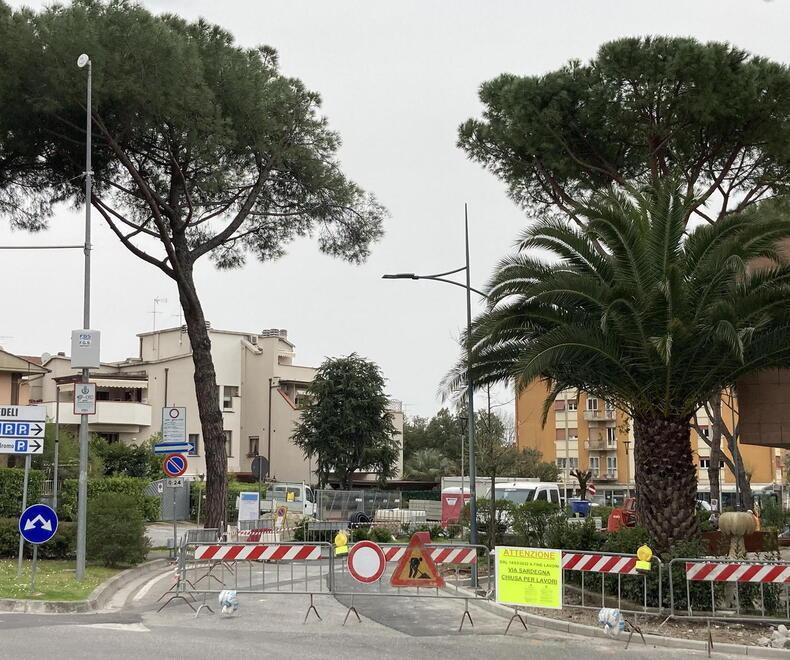 Le transenne che sbarrano via Sardegna peri lavori al marciapiede ovest (FOTO NUCCI)