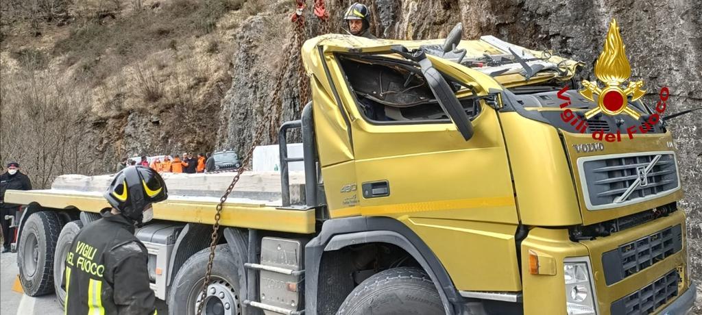 Camion di marmo si ribalta sulla strada di Vagli, conducente ferito 