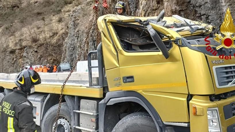 Camion di marmo si ribalta sulla strada di Vagli, conducente ferito