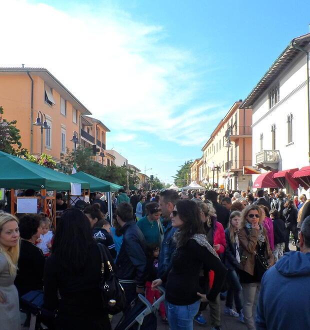 Persone in piazza in un’edizione pre Covid del Carciofo Pride