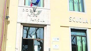 Pietrasanta, rubate nella notte le bandiere della pace comprate dagli alunni della scuola Barsanti