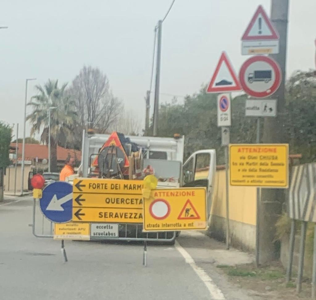 Forte dei Marmi, i lavori durano più del previsto: il quartiere di Vaiana rimane paralizzato 