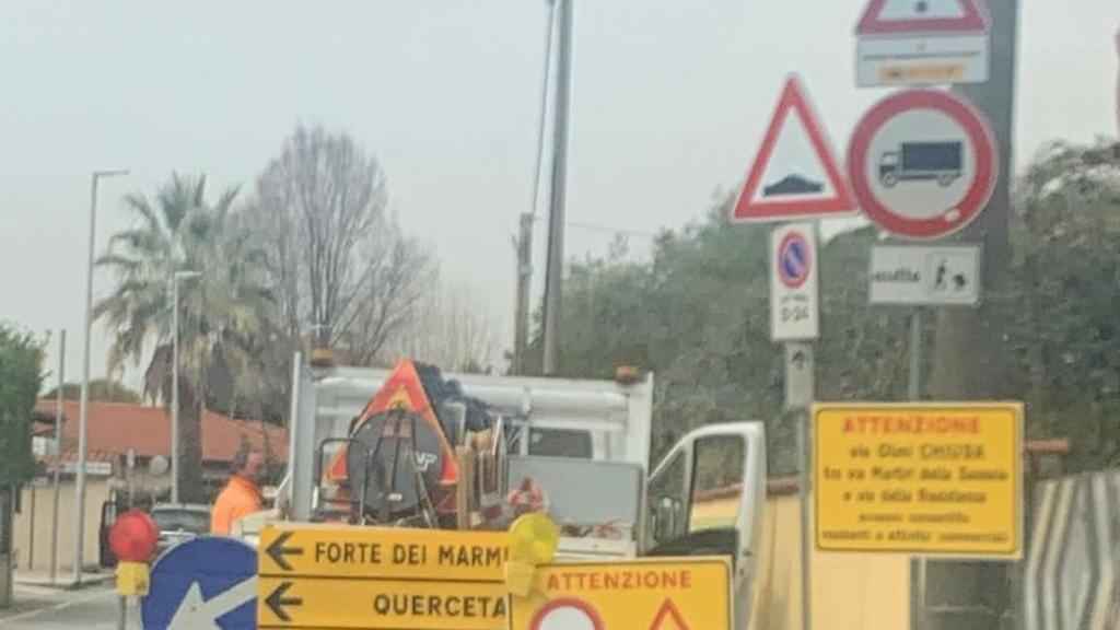 Forte dei Marmi, i lavori durano più del previsto: il quartiere di Vaiana rimane paralizzato