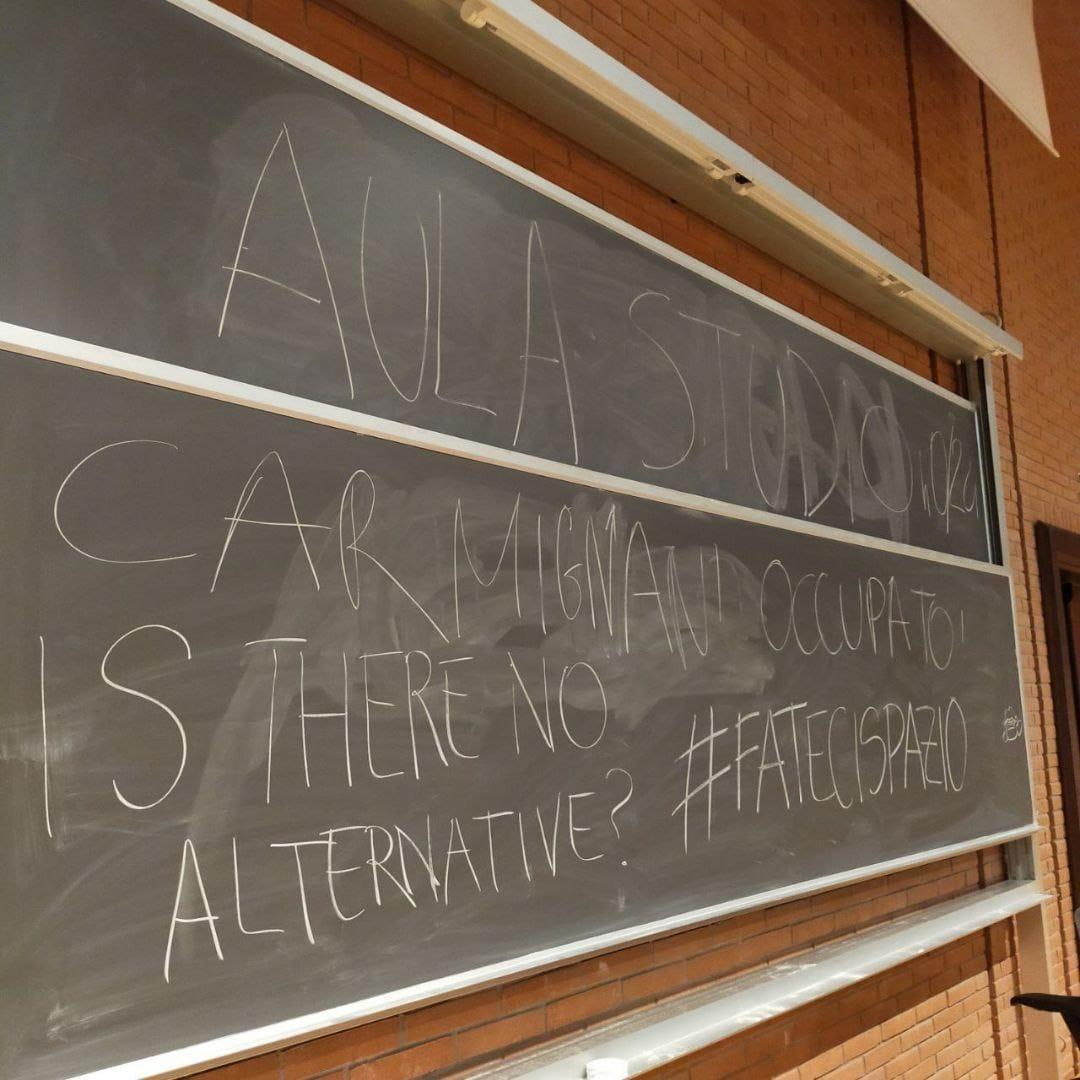 La scritta su una lavagna dell'ateneo che indica l'inizio dell'occupazione al Polo Carmignani