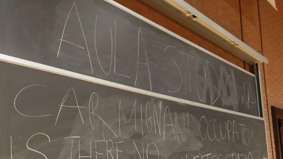 La scritta su una lavagna dell'ateneo che indica l'inizio dell'occupazione al Polo Carmignani