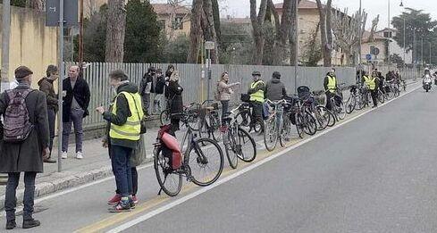 Il flash mob organizzato sulla pista ciclabile delle polemiche