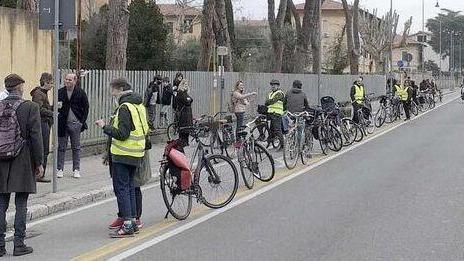 Il flash mob organizzato sulla pista ciclabile delle polemiche