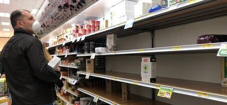 La corsa ai supermercati: «I prezzi schizzeranno» 