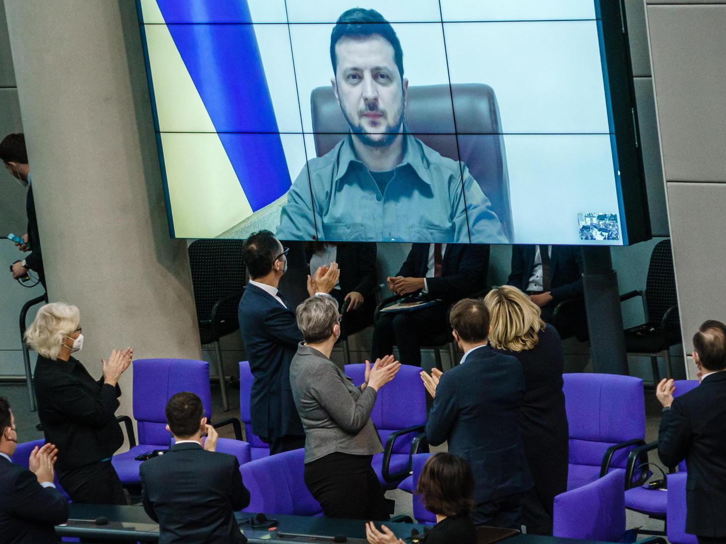 Zelensky scuote i tedeschi «Buttate giù questo muro» 