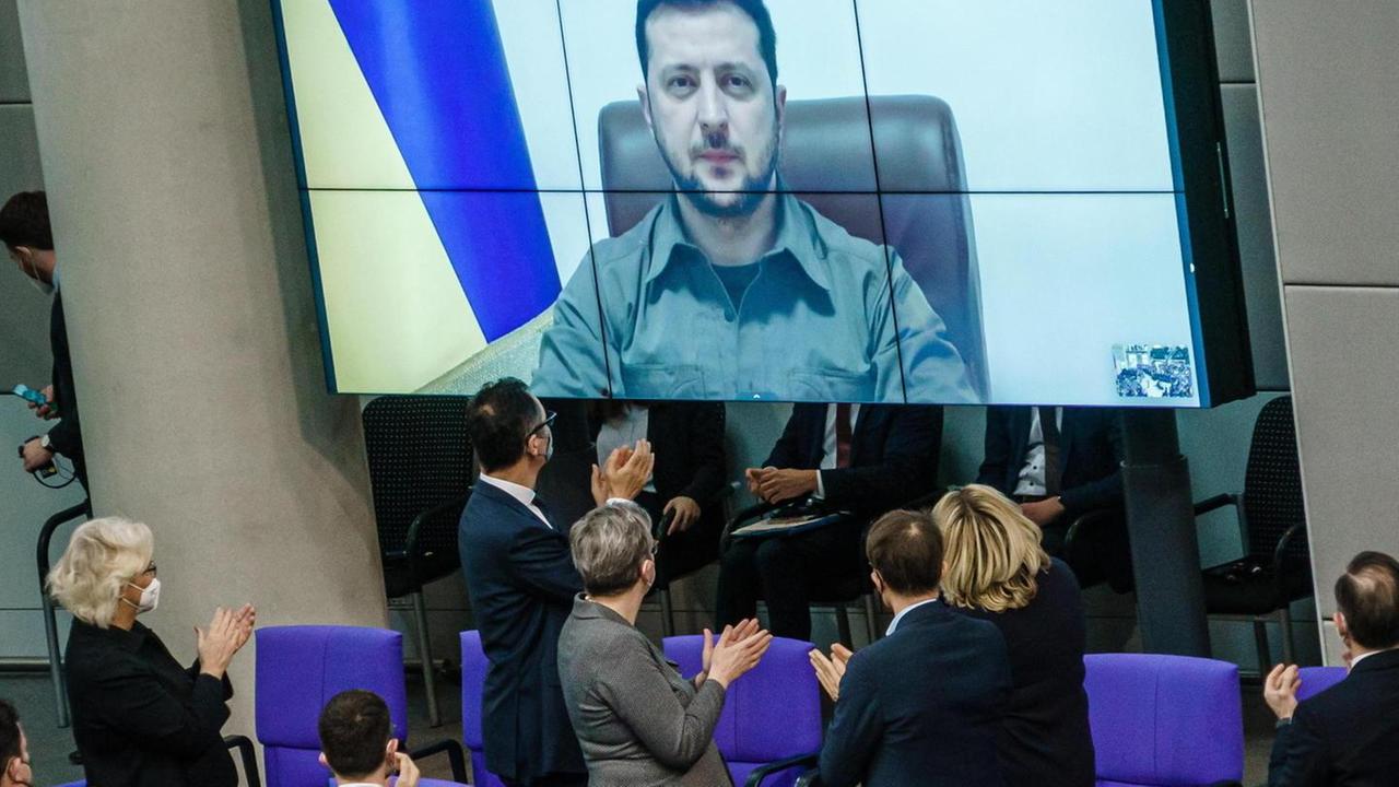 Zelensky scuote i tedeschi «Buttate giù questo muro»