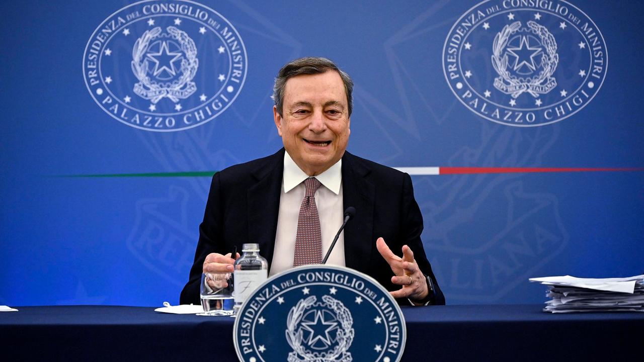 Il premier Mario Draghi illustra le misure in conferenza stampa
