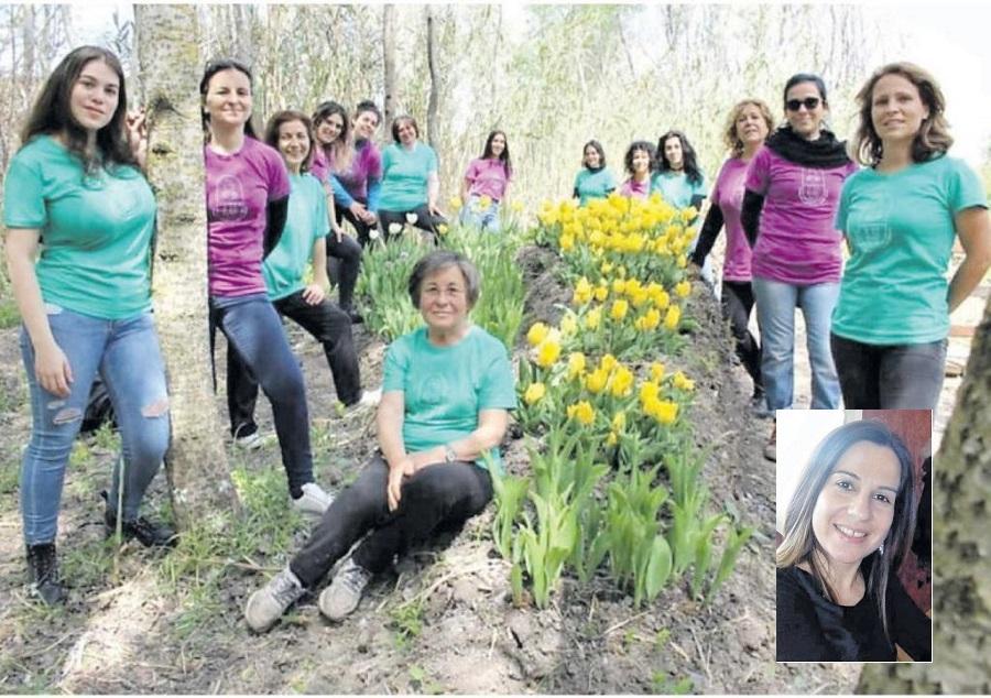 Maria Fois Maglione insieme alle volontarie del giardino. Nel riquadro la figlia Luena Mirai a cui il campo di tulipani è dedicato