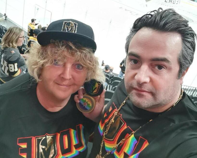 Stefania Pellegrinetti insieme al figlio Marco sugli spalti di un evento sportivo negli Usa