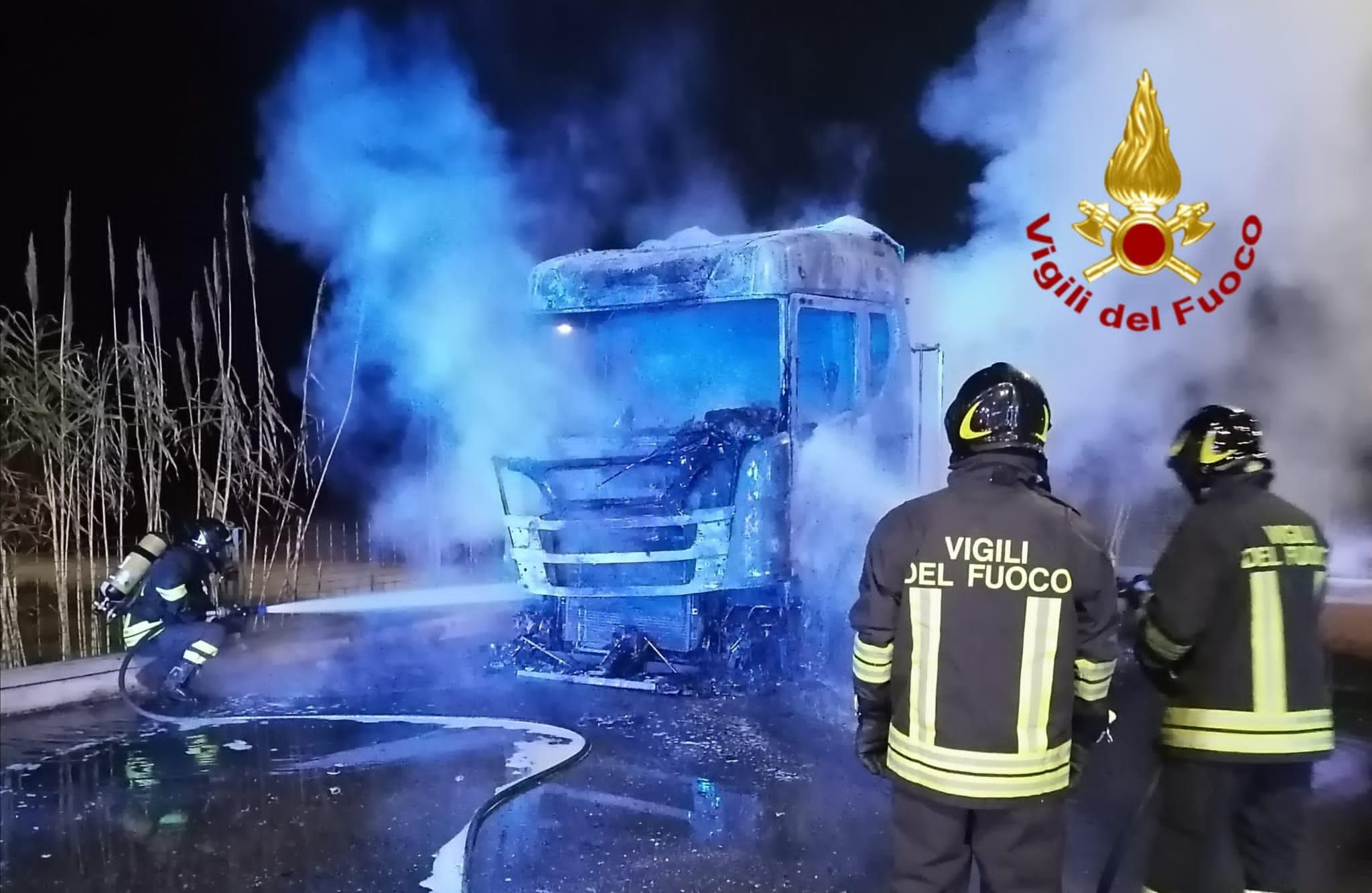 Assemini, camion a fuoco nel parcheggio dell'Eurospin 