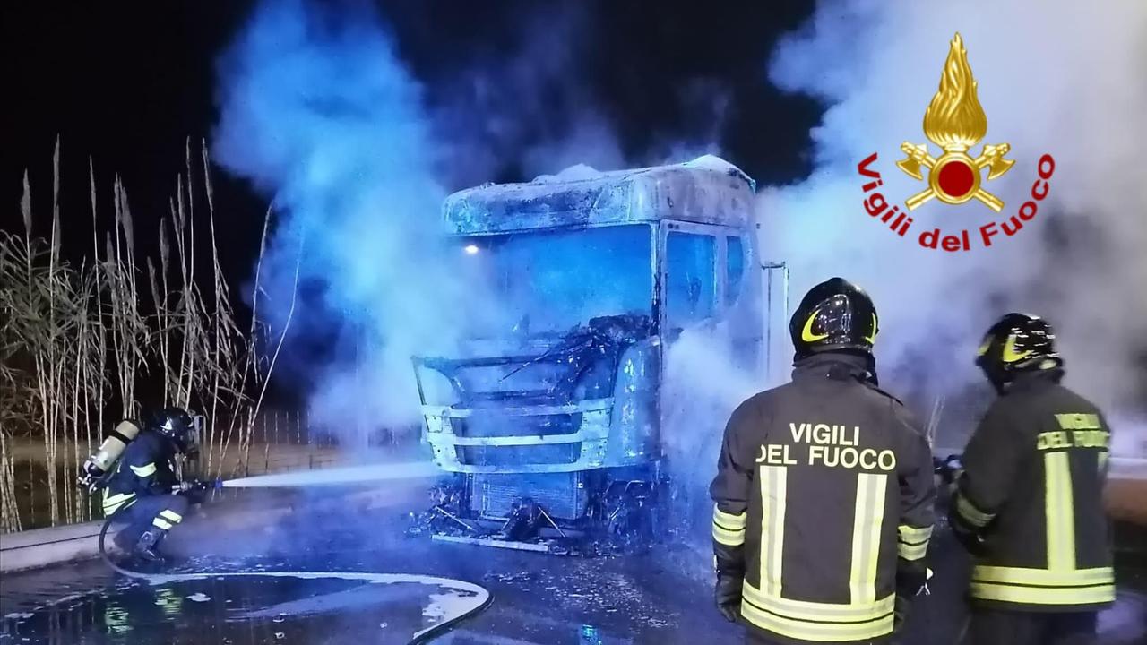 Assemini, camion a fuoco nel parcheggio dell'Eurospin
