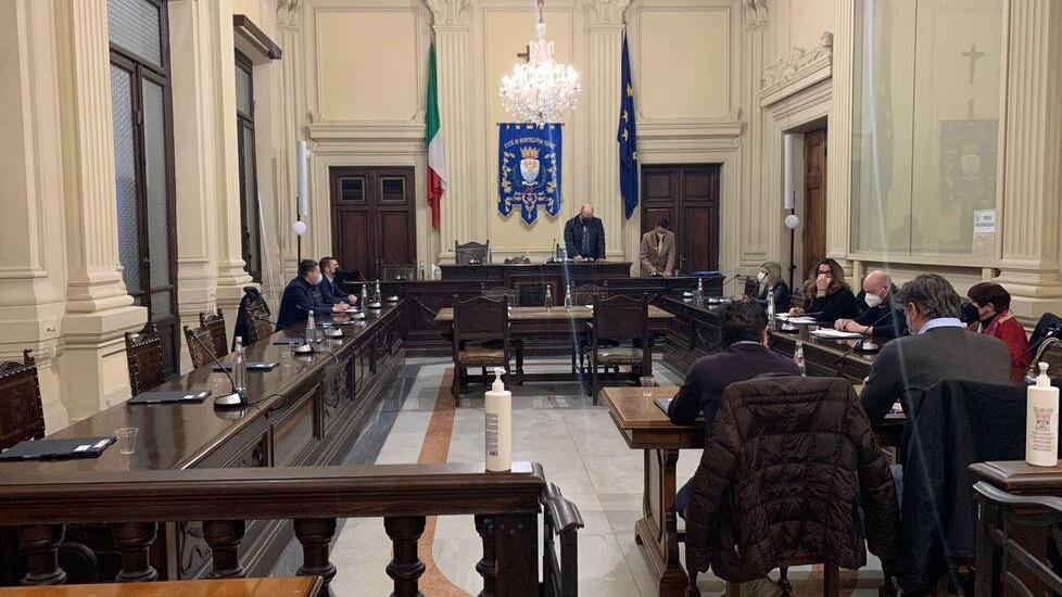 I banchi della maggioranza quasi completamente vuoti ieri sera