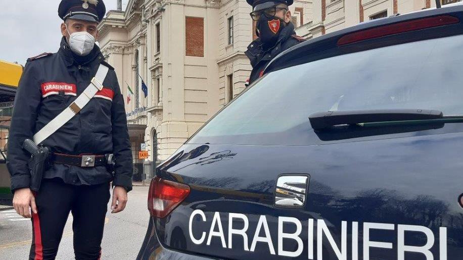 Ruba carte di credito dall'auto in sosta e compra stecche di sigarette: denunciato